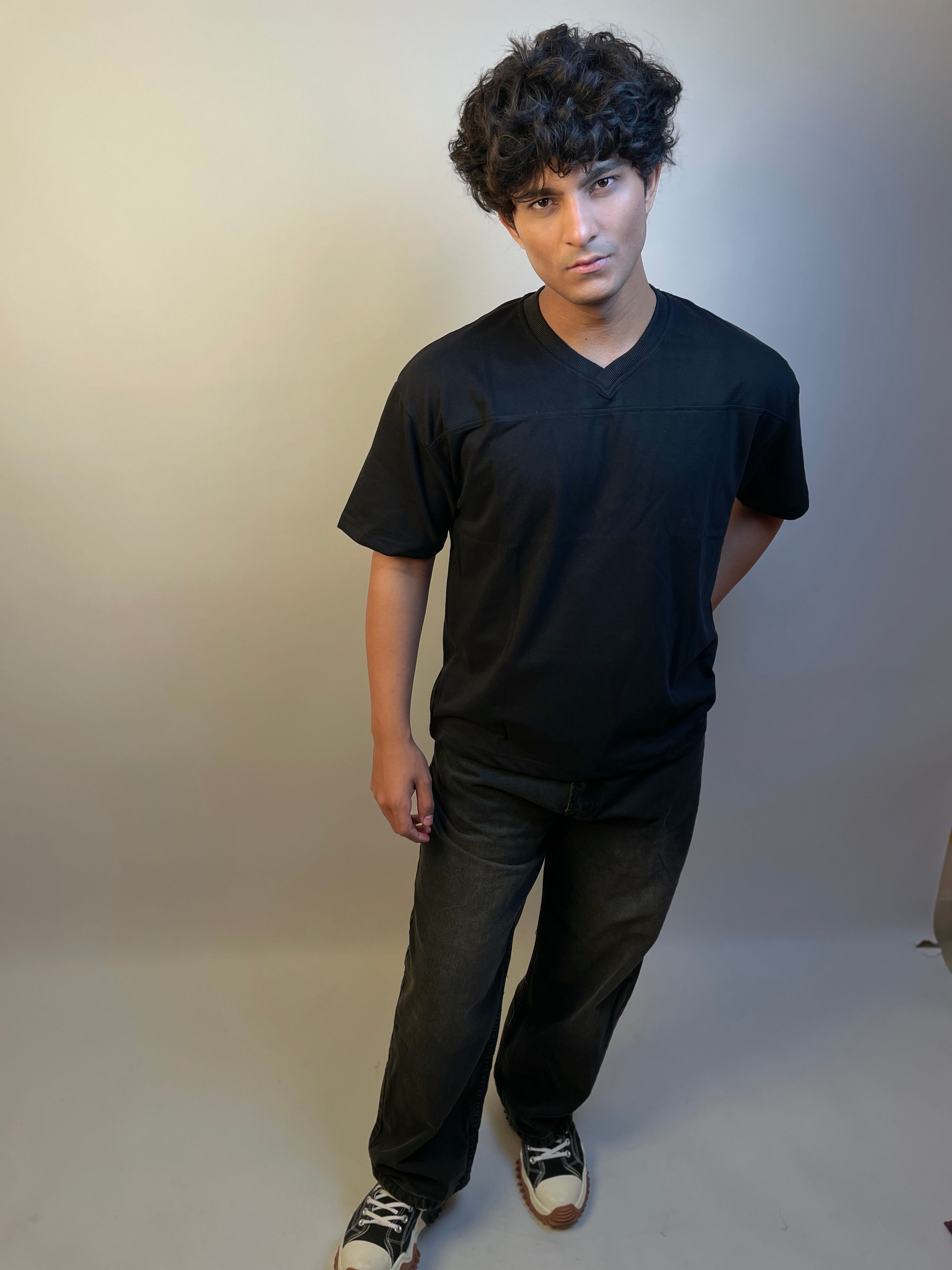 ECLIPSE BLACK - OVERSIZED V-NECK